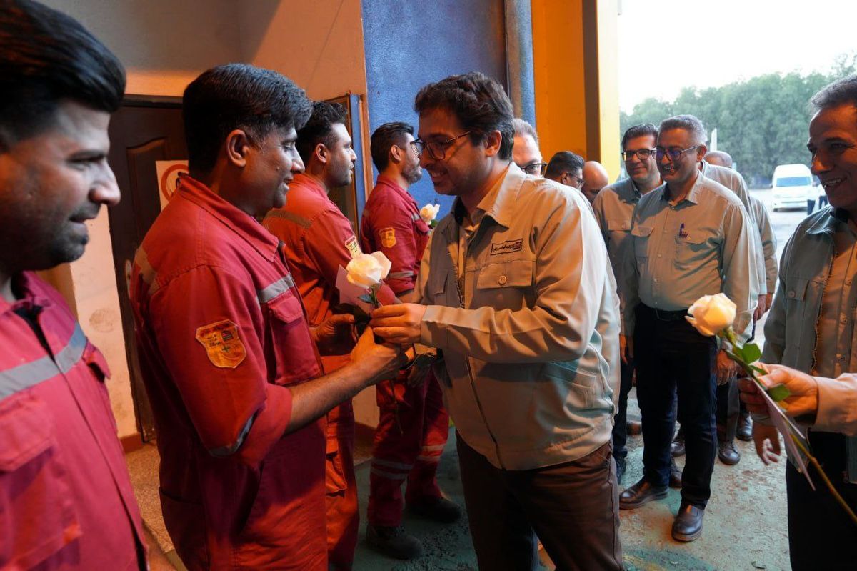 به مناسبت روز ایمنی و آتش‌نشانی انجام شد؛ تقدیر مدیرعامل فولاد هرمزگان از فولادمردان آتش‌نشان