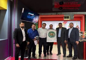 بازدید باقر ابراهیمی، مدیر روابط عمومی فرمانداری اهواز، به همراه جمعی از اصحاب رسانه از غرفه فولاد اکسین خوزستان