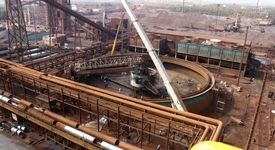 برای اولین بار به عنوان اقدامی حیاتی و بی‌سابقه رقم خورد؛ تعویض سازه استراکچر فلزی تیکنر و پارویی در فولاد هرمزگان، گامی مهم در جهت پایداری تولید