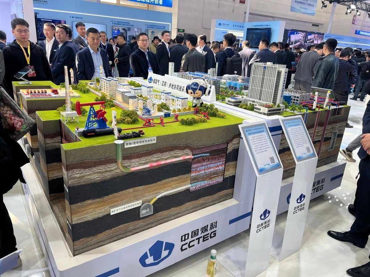 بازدید هیات ایرانی از ماشینآلات پیشرفته معدنی در نخستین روز نمایشگاه بینالمللی چین