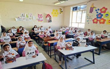 توزیع ویژه‌نامه یلدایی شرکت فولاد غدیر نی‌ریز