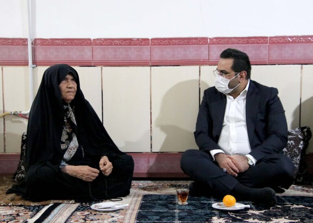 دیدار و گفتگوی صمیمانه مدیرعامل مجتمع فولاد غدیر نی ریز با چند تن از خانواده های شهدا و ایثارگران شهر قطرویه