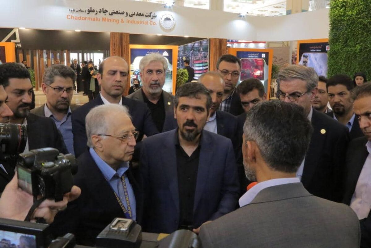 بازدید معاون وزیر صمت از غرفه چادرملو  