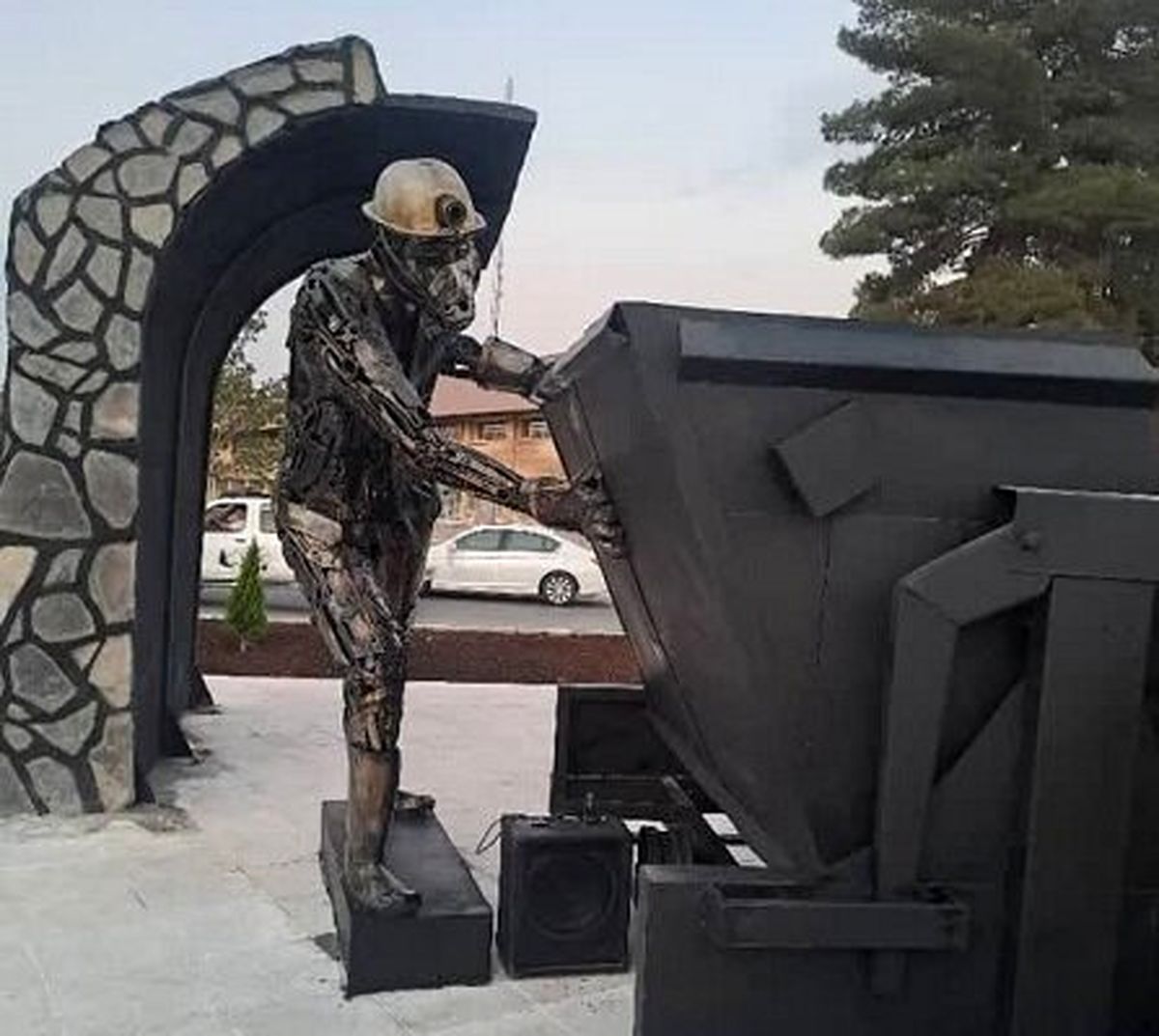 «مرد معدنچی» ایستاده در قلب کرمان

