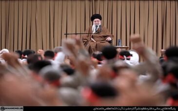 رهبر انقلاب در دیدار هزاران نفر از قشرهای مختلف بسیجی: بسیج در درجه اول، یک مکتب و یک اندیشه و یک تفکر است

