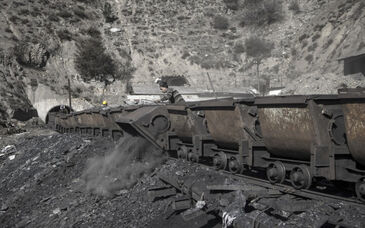 ‌مطالبات و مشکلات کارگران معادن زغالسنگ‌ روی میز مسئولان قضایی راور

