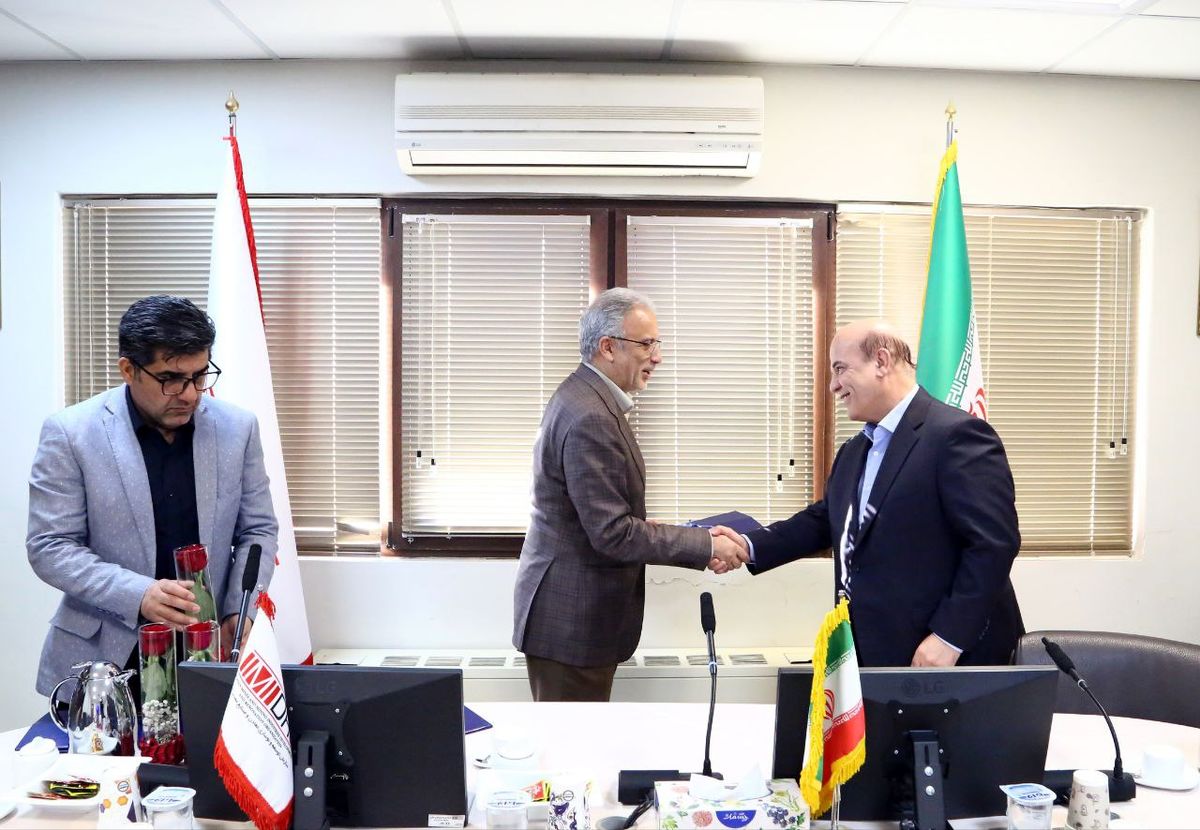 تقدیر از دکتر فرشاد سرپرست مدیریت توسعه فناوری و بومی سازی با حضور قائم مقام ایمیدرو