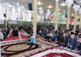 حضور کارکنان شرکت آلومینای ایران در مراسم نماز جمعه همزمان با روز کارگر