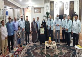 دیدار مدیرعامل شرکت فولاد خوزستان با خانواده شهیدان باوی و درخت