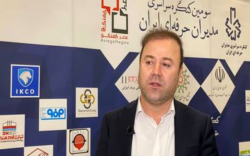 تندیس سومین کنگره مدیران حرفه ای ایران به عطاالله معروفخانی مدیرعامل فولاد هرمزگان اعطا شد