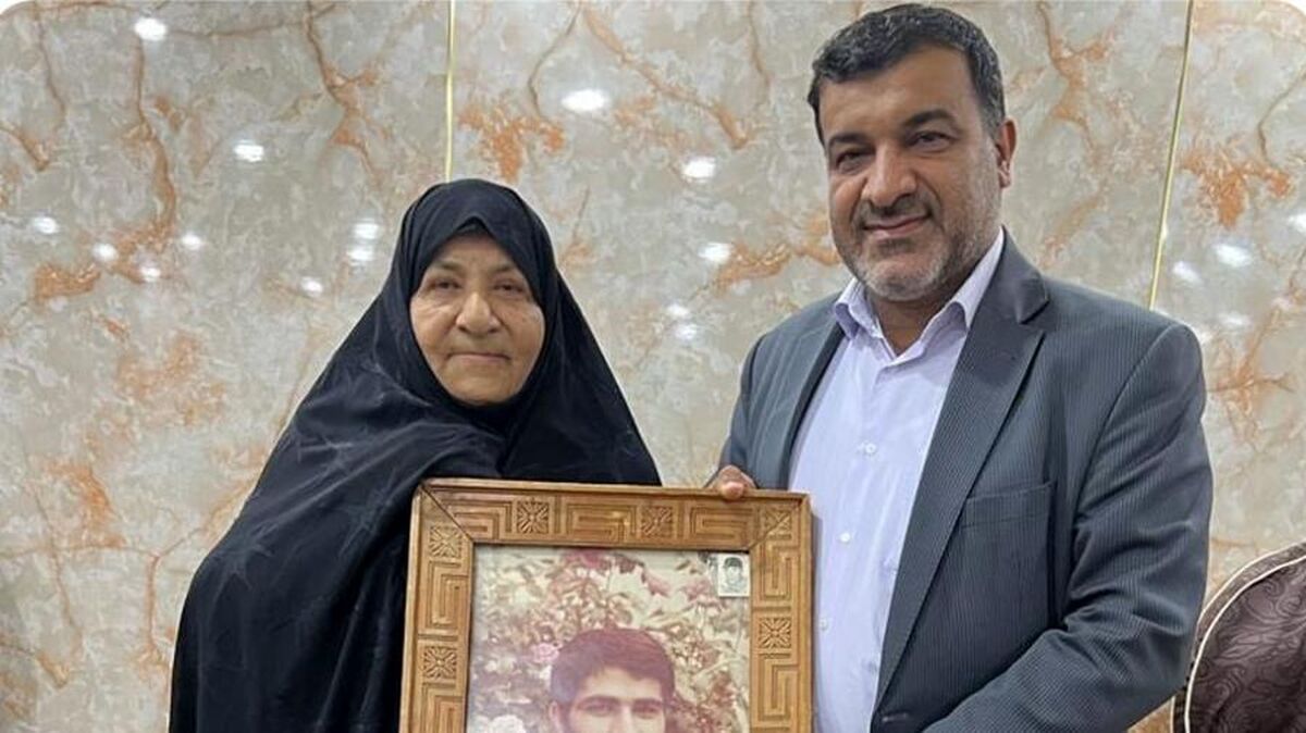 دیدار مهندس محمدی مدیرعامل شرکت فولاد اکسین خوزستان با مادر شهدای فرجوانی

