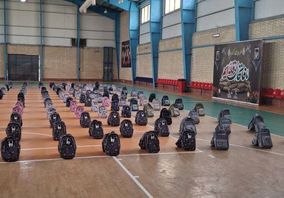 کارکنان فولاد هرمزگان بانی تامین لوازم‌التحریر نیازمندان