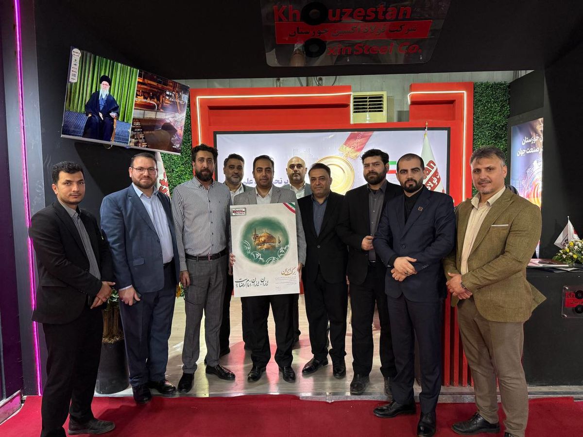 حضور دکتر مصطفی اسکندری، رئیس هیأت‌مدیره فولاد اکسین خوزستان در غرفه شرکت