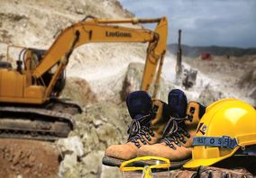 ایمنی و نظارت بر معادن را با جدیت پیگیری میکنیم