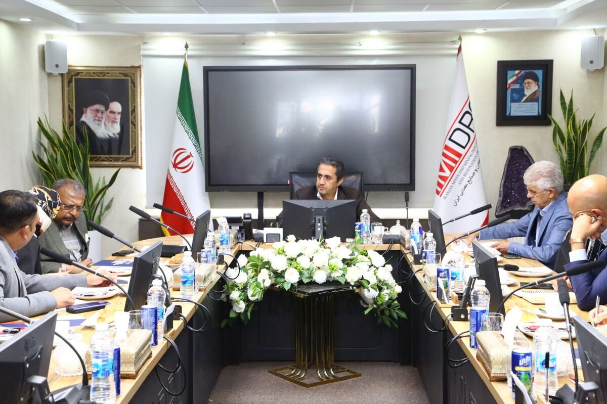 آقاجانلو اعلام کرد: برنامه توسعه همکاری ها بین ایمیدرو و سرمایه گذاران هندی / آمادگی هندی ها برای تامین تجهیزات معدنی مورد نیاز ایران