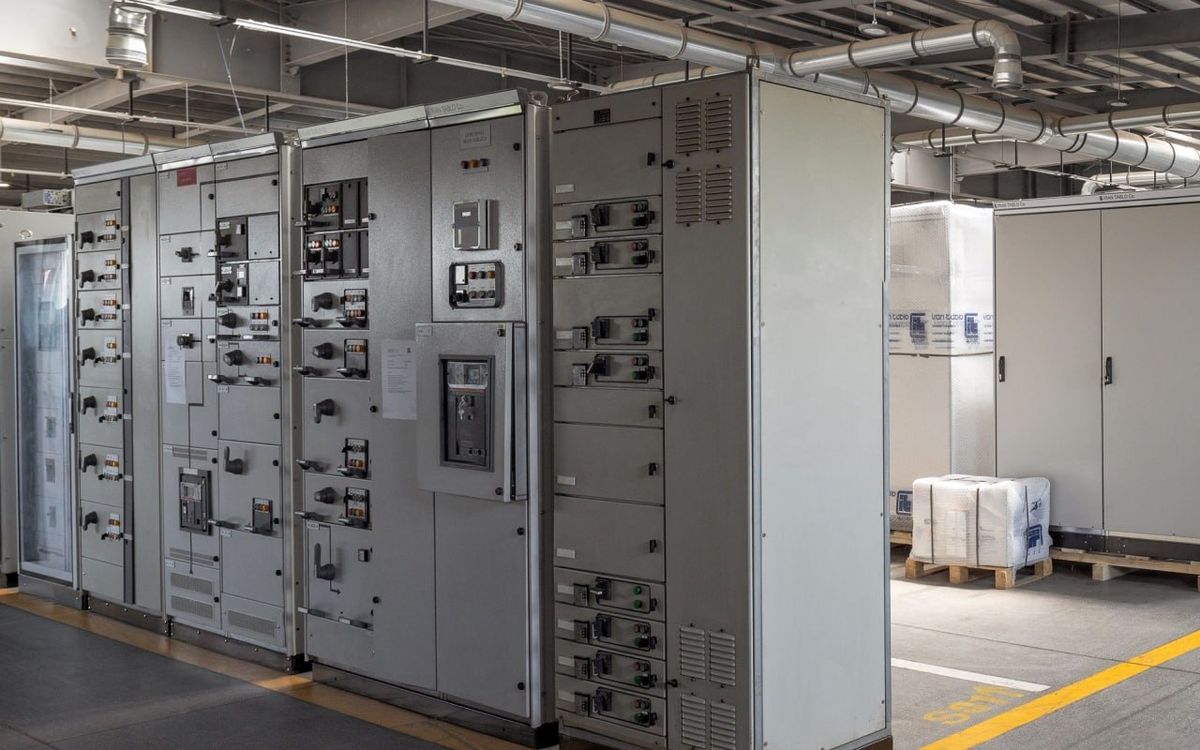 با هدف حمایت از تولید داخل و صرفه‌جویی ارزی انجام شد؛ خرید 17 ردیف تابلوهای برق فشار متوسط فولاد هرمزگان از سازندگان داخلی