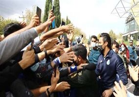 تصویری از فرهاد مجیدی در میان استقبال هواداران در شیراز