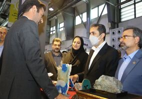 در دومین نمایشگاه بین المللی گوهرسنگ‌ها؛بازدید مدیرعامل مس و رییس هیات عامل ایمیدرو از غرفه مرکز تحقیقات یزد