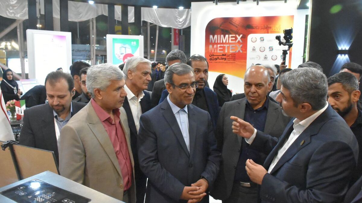 بازدید استاندار خراسان رضوی از غرفه هلدینگ اپال کانی پارس در نمایشگاه معدن و متالورژی مشهد 