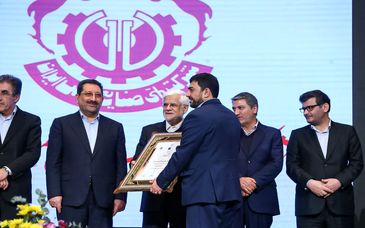 عکس اهدای لوح برترین شرکت کشور، از سوی دکتر عارف معاون اول رئیس جمهور به دکتر حسین مدرس خیابانی