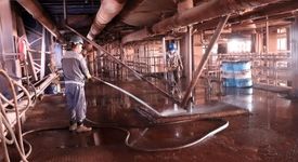 با هدف کاهش ریسک خطرات و اجرای زنگ 5s ؛ ضایعات موجود در واحد گل قرمز شرکت آلومینای ایران جمع آوری شد