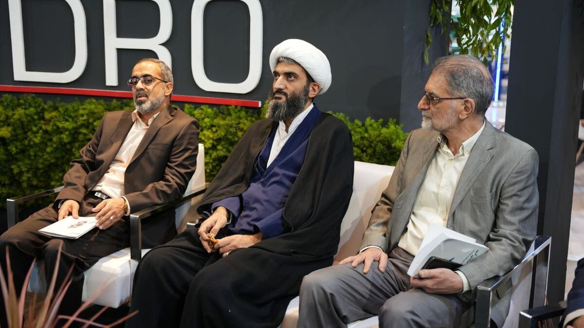 بازدید روح الله ایزدخواه عضو کمیسیون اقتصادی مجلس شورای اسلامی از غرفه ایمیدرو