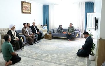 دیدار مدیرعامل شرکت آلومینای ایران و مسئولین شهرستان جاجرم با تعدادی از خانواده های معظم شهدا و ایثارگران عزیز به مناسبت گرامیداشت هفته دفاع مقدس