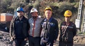 معدن‌کاری که در تاریکی زمین چراغ روشن امید است