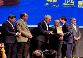 گواهی سپرده کالایی گندله چادرملو رونمایی شد/ اهدای لوح افتخار برترین‌های بورس کالا به مدیرعامل چادرملو