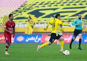 سپاهان با درخشش مهاجم سابق پرسپولیس صدرنشین ماند

