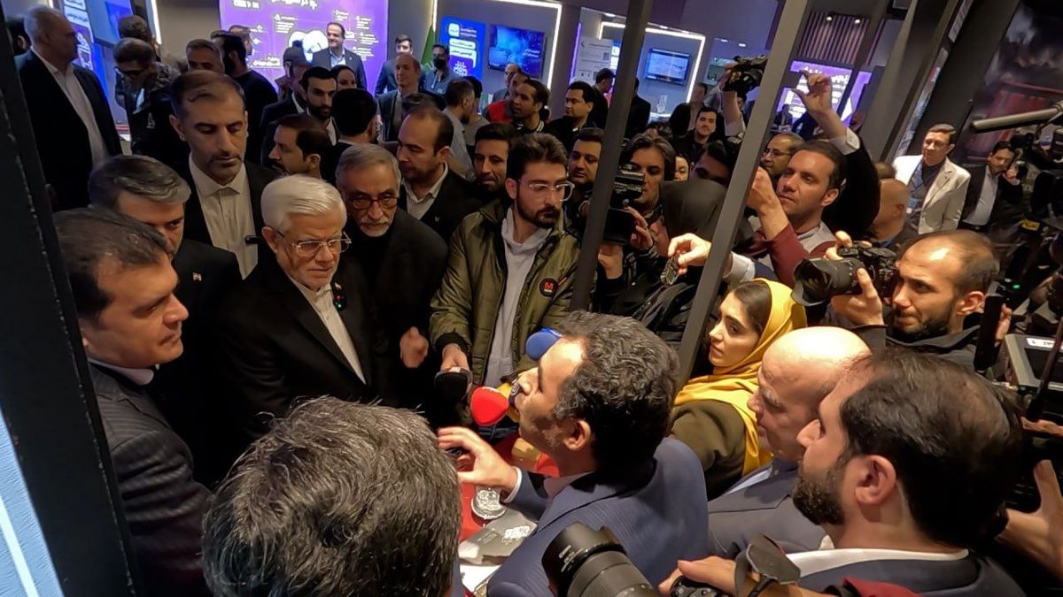 رئیس‌جمهور از غرفه مرکز تحقیقات فرآوری مواد معدنی ایران