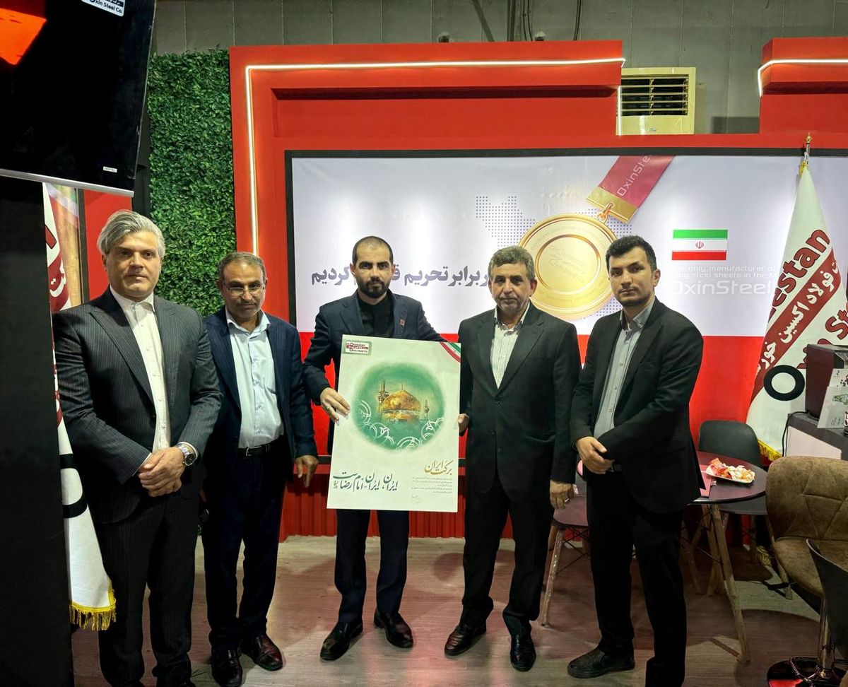 بازدید دکتر جواد کاظم ‌نسب الباجی، معاون هماهنگی امور اقتصادی استانداری خوزستان، به همراه مهندس نعیم حمیدی، سرپرست روابط عمومی استانداری، از غرفه فولاد اکسین خوزستان