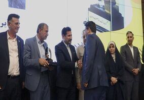 در همایش تجلیل از صنعتگران و معدنکاران نمونه استان هرمزگان اتفاق افتاد؛ تقدیر از شرکت فولاد هرمزگان به عنوان واحد صنعتی نمونه استانی