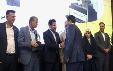 در همایش تجلیل از صنعتگران و معدنکاران نمونه استان هرمزگان اتفاق افتاد؛ تقدیر از شرکت فولاد هرمزگان به عنوان واحد صنعتی نمونه استانی